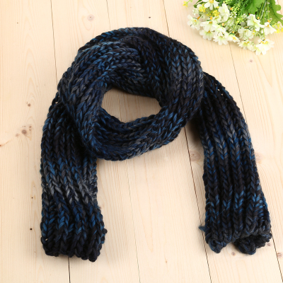 DIY craft to make the gradient blue hand knitting knitting knitting wool knit hat scarf.