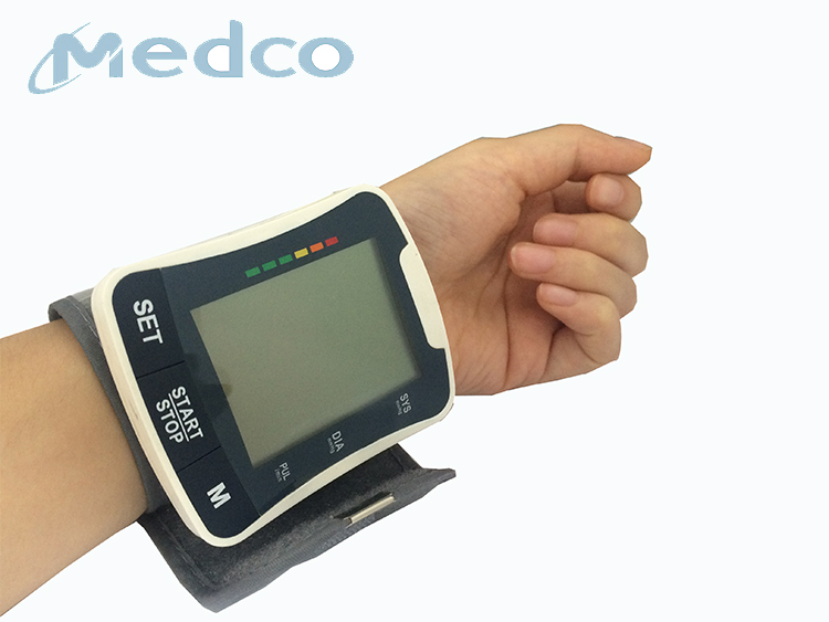 手腕式腕式电子血压计家用电子血压计医疗器械