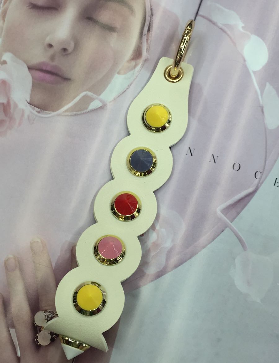 同款PU皮圆尖钉钥匙扣