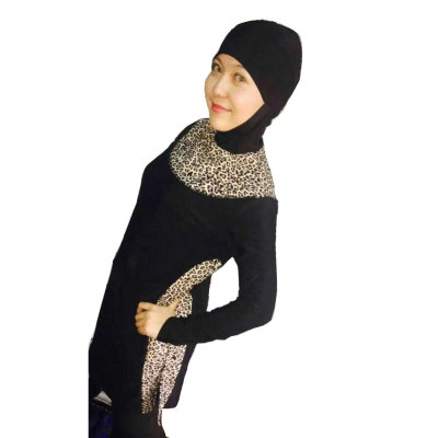 Leopard Muslim swimsuit lady holding swimsuit Islamic woman beach swimsuit