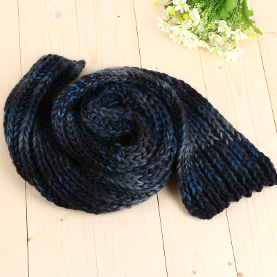 DIY craft to make the gradient blue hand knitting knitting knitting wool knit hat scarf.