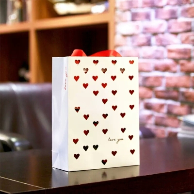 Valentine 's day gift bag in romantic love wrapping handbag