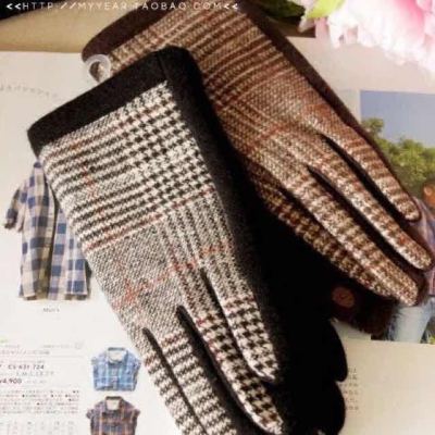 A Warm fashion gloves