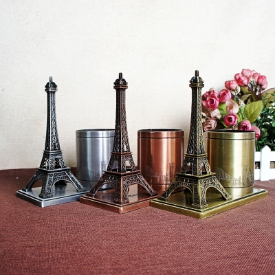 The new metal crafts are a souvenir of the penholder of the French Eiffel Tower