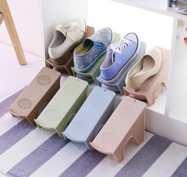 Single foot double-layer shoe rack, wooden shoe rack, plastic combination simple shoe rack.