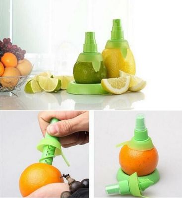 Squeeze the lemon squeezer with a tray lemon dispenser