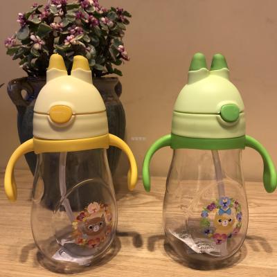 Children's straw water cup portable waterproof plastic cup with a cute water bottle with a handle.