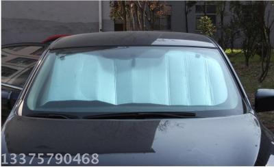 The car USES shading sun block to protect the sun screen from the front windscreen of the sun screen.