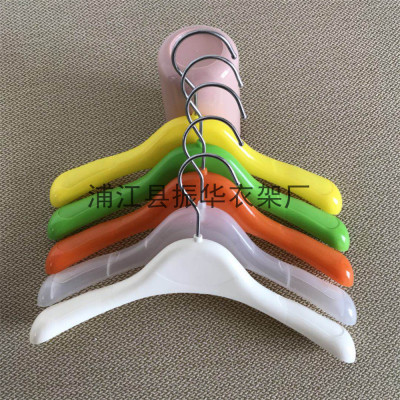 The factory sells children's children's clothing store with thick plastic color hangers.