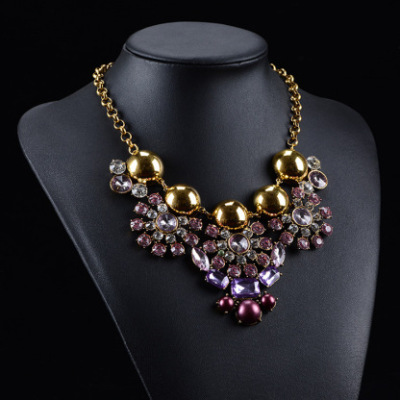 Hot style, Japanese and Japanese acrylic fancy style exaggerated female short style chain.