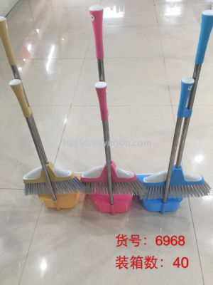 A plastic set of brooms and dustpans sweep the dustpan and dustpan.