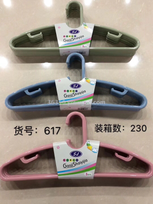 Anti-skid and windproof plastic coat hangers for adults to hang clothes in cool clothes.