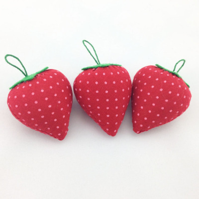 Manufacturer direct sales receive cross - stitch strawberry needle ball sewing kit accessories.