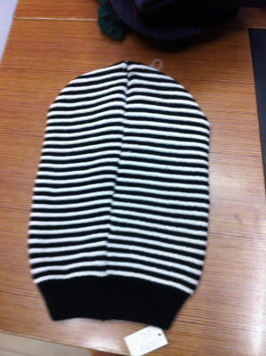 The Popular new adult hat winter color striped black and white wool hat knitwear running cap yiwu foreign trade factory.