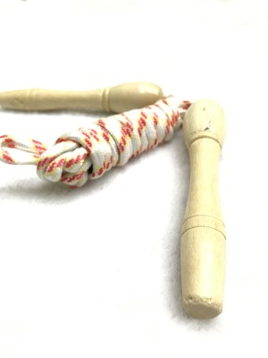 The manufacturer sells wooden handle rope skipping rope high quality school children's fitness special foreign trade 