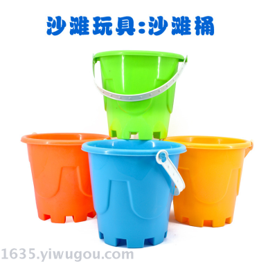 Middle children's paddling and fishing toys plastic buckets beach toys are hot at the beach