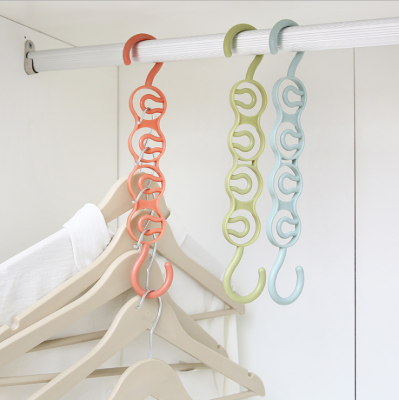 Household multi-functional wardrobe saves the space of four-hole clothes rack to organize the magic hanging up and down clothes