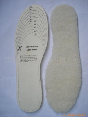The manufacturer provides a large quantity of latex warm plush insoles to warm the insoles.