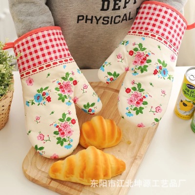 Microwave oven gloves two pieces of Christmas printing anti-hot and anti-hot gloves, hot hands can be used for hot hands.