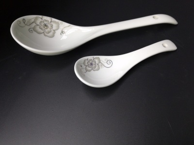 The ceramic bone porcelain of daily necessities is a big spoon.