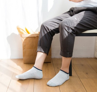 The new shallow-mouth men's hosiery mesh pinstripe male socks leisure breathable short socks male.