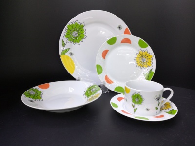 Daily necessities ceramic high temperature porcelain 20 small round set plate cups and saucers.