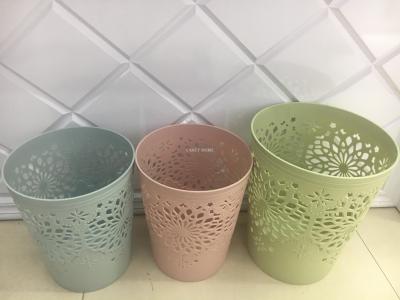 Half hollowed-out pattern plastic garbage can