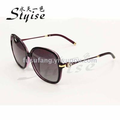 Spot new sunglasses with stylish women in sunglasses 607