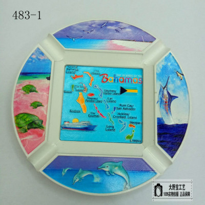 The handmade resin is engraved with the map of the Bahamas and the ashtray of the ocean world.