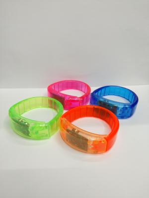 The new hot-selling bracelet is a glittering bracelet with fluorescent bracelets for party accessories.