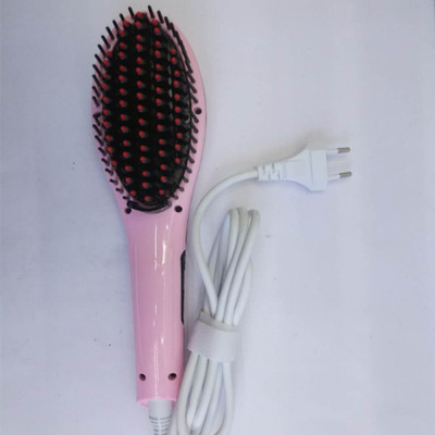 Convenience store supply hair salon USES a small power dry hair stick hair comb.