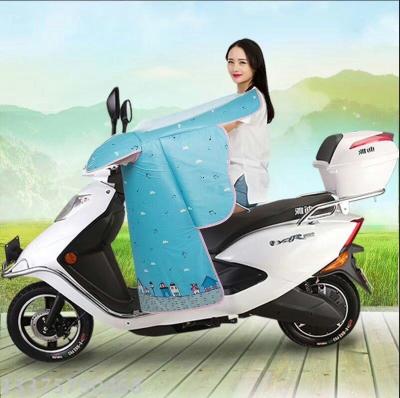 The new summer electric car is protected from the sun, rain and shine by the battery car motorcycle windshield