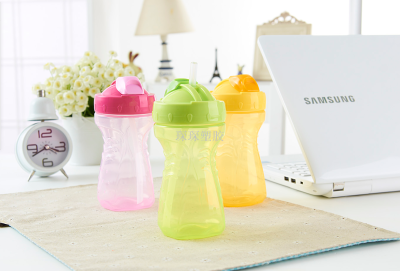 Baby drinking cup with plastic siphon water bottle on the back of the water cup children's cartoon drinking cup