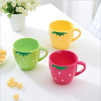 Strawberry plastic mouthwash cup color cup brush your teeth with handle plastic cup rustle