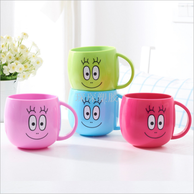 Gargle with a big smile, a candy colored toothbrush cup, a plastic fashionable water glass for lovers