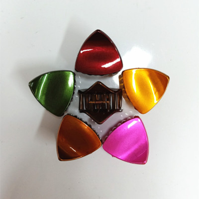 Manufacturers direct 4 cm triangle exquisite multi-color pearl texture grip