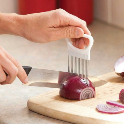 Creative Kitchen Gadget Onion Insert Meat Tenderizing Needle Fruit and Vegetable Slicing Tool Onion Holder Onion Needle Onion Cutter