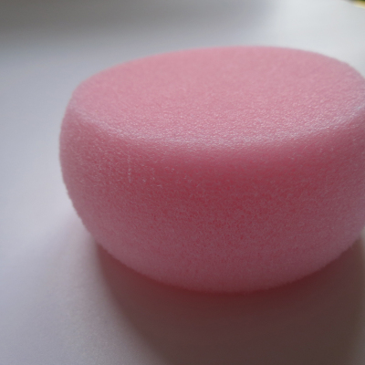 Round rimmed bath sponge