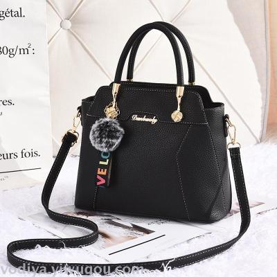 European and American fashion women's handbag with a crossarm and a shoulder bag for hairball decoration and styling