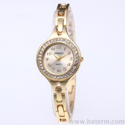 New fashion is selling small and elegant lady's bracelet watch 4 quartz watch is available in six colors