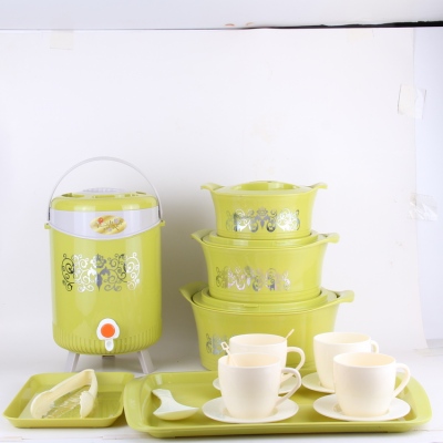 12-piece set with three insulated lunch boxes one bucket one clamp one spoon two trays four cups