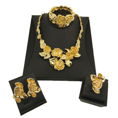 Bridal jewelry set, embellished with four pieces of diamonds