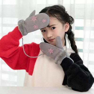 The new children's suede thickened with fleece refers to The Korean version of The lovely five-pointed star warm gloves