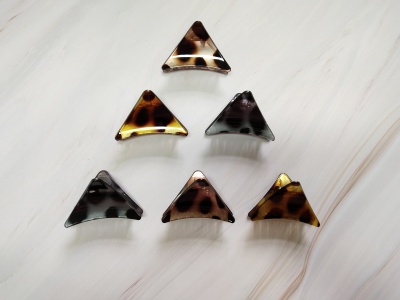 Manufacturers direct 7 cm PS material transparent triangle spot clip joker Japanese and Korean fashion