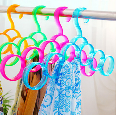 Multi-functional silk towel hanger scarf rack PS multi-color crystal ring hanger dazzle color 6 ring belt rack