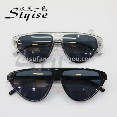 A new style of triangular sunglasses is in vogue6921