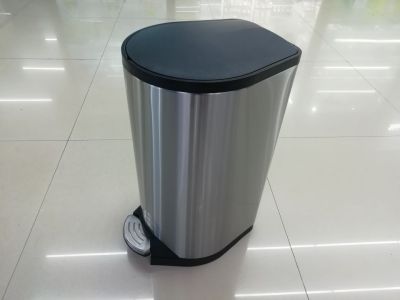 Hotel 30 l trash can with stainless steel foot step is suing plastic lid gently lowers the trash can