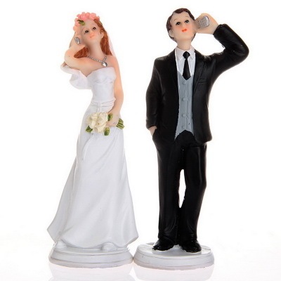 European-style runaway wedding series cake top doll the bride holds the groom's valentine's day gift to get married doll