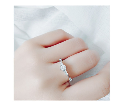 The S925 pure silver superflash shred zirconium diamond star ring Japanese and Korean is a versatile pure and fresh folding ring lady