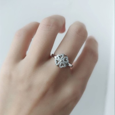 The S925 pure silver douyin four-leaf clover ring with Japanese and Korean simple versatile ring can rotate fortune to turn the opening ring